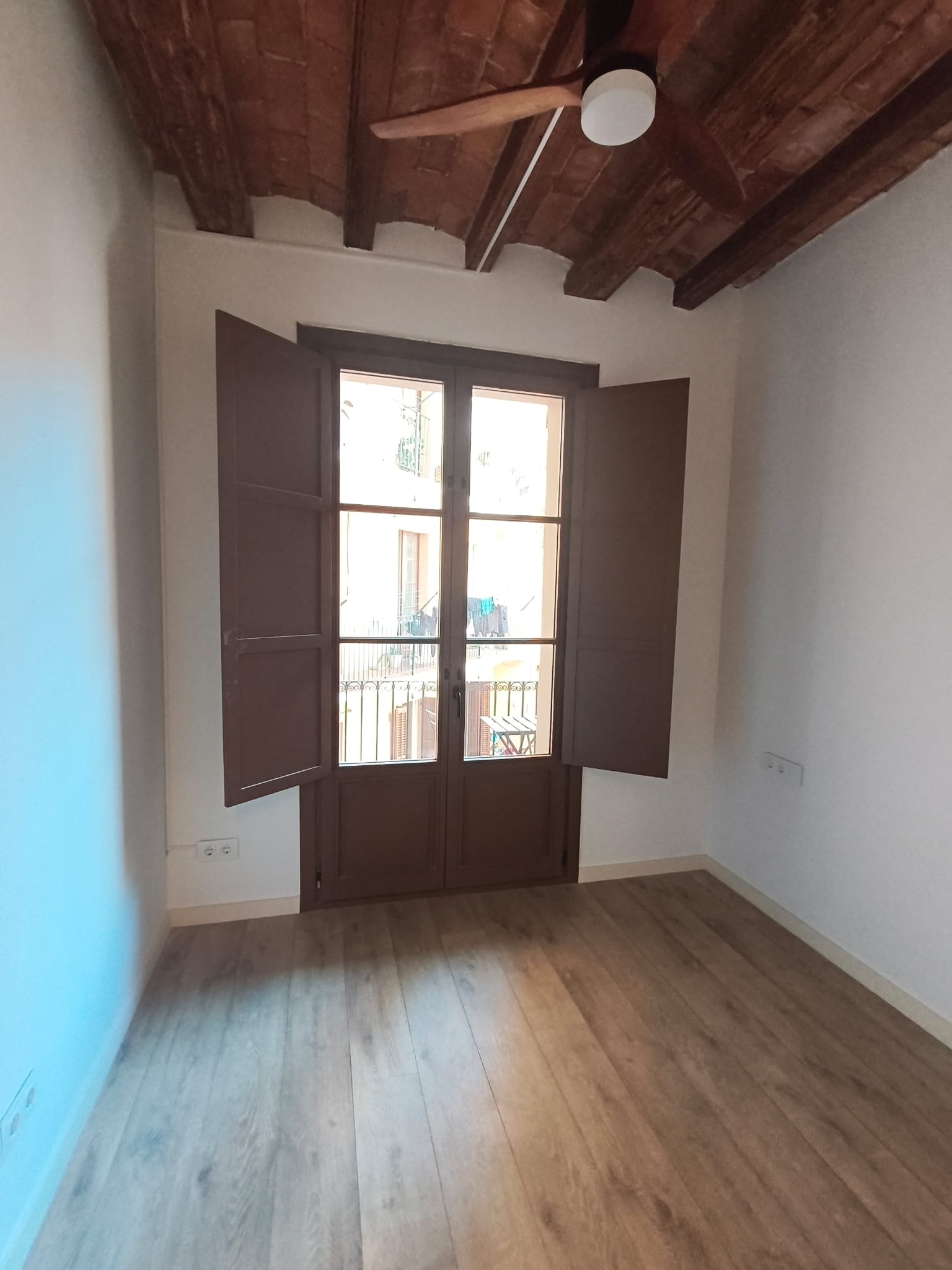 PISO REFORMADO EN SANT ANTONI - BARCELONA — imagen 9