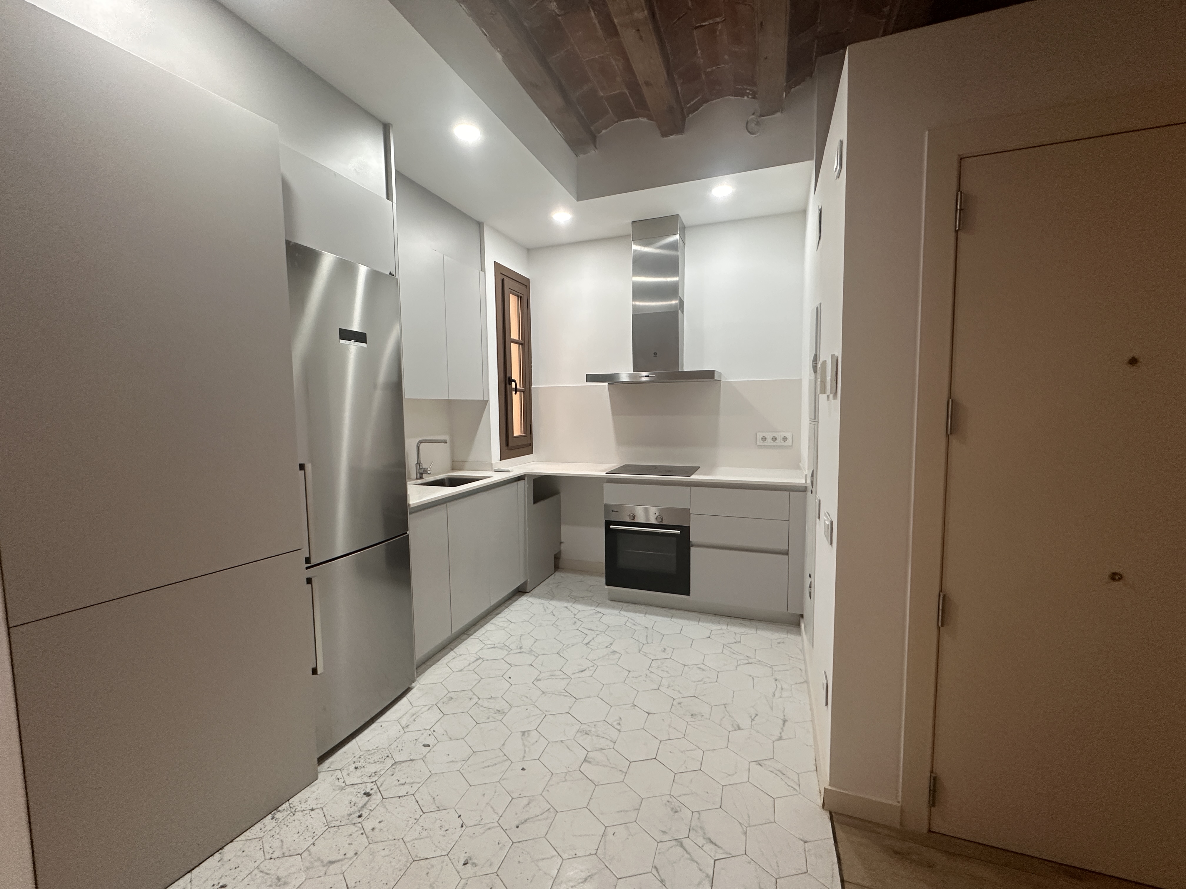 PISO REFORMADO EN SANT ANTONI - BARCELONA — imagen 12