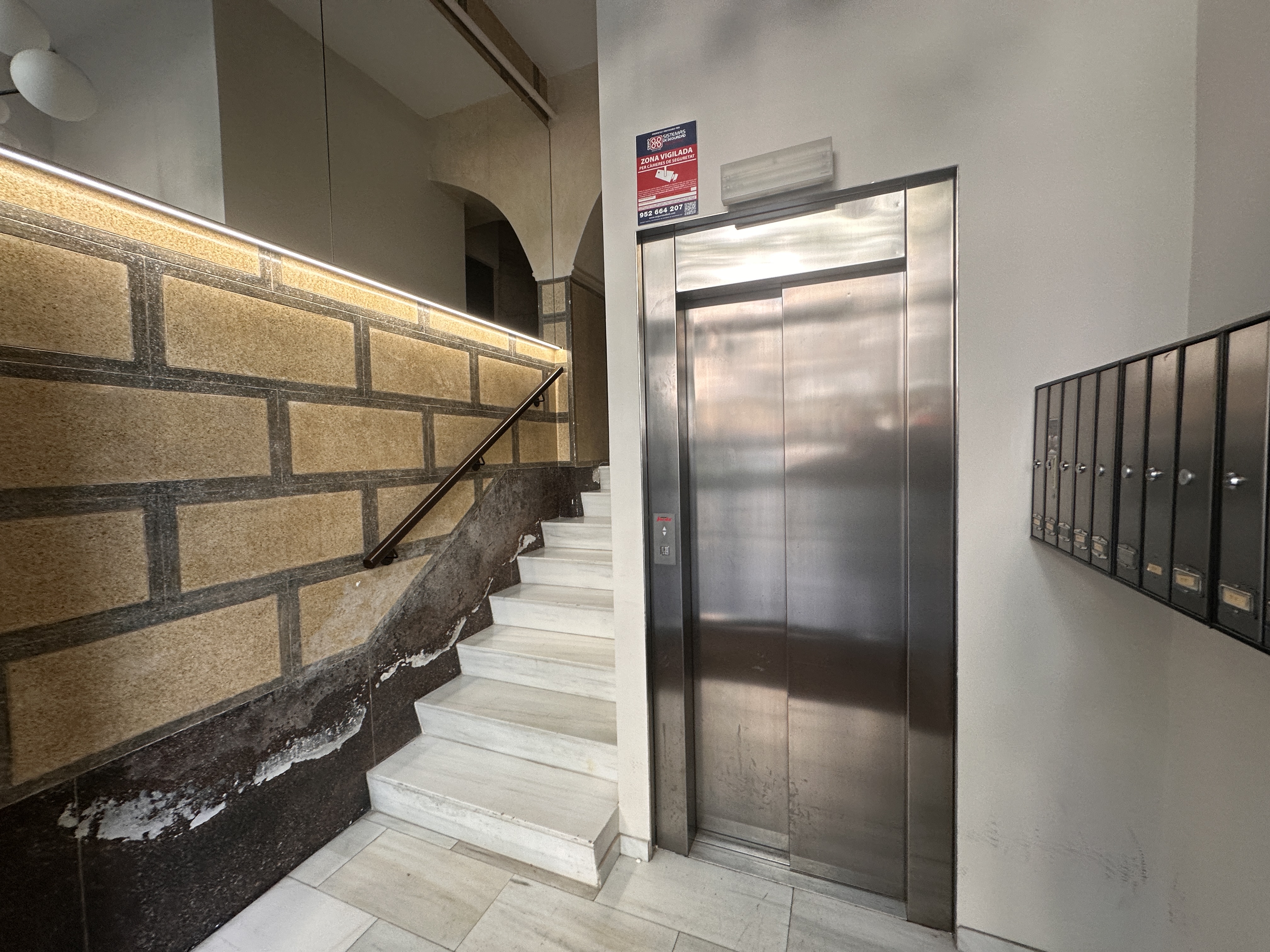 PISO REFORMADO EN SANT ANTONI - BARCELONA — imagen 17