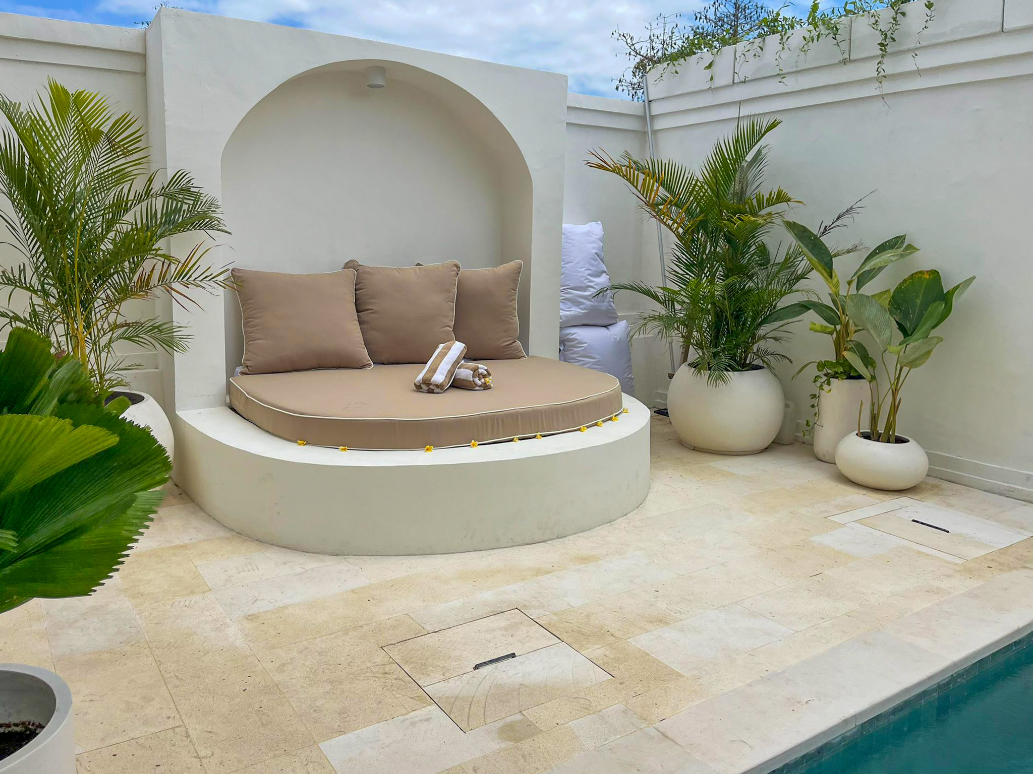 Exclusiva Villa Freehold de 4 Dormitorios en Ungasan con Vistas Panorámicas al GWK — imagen 9