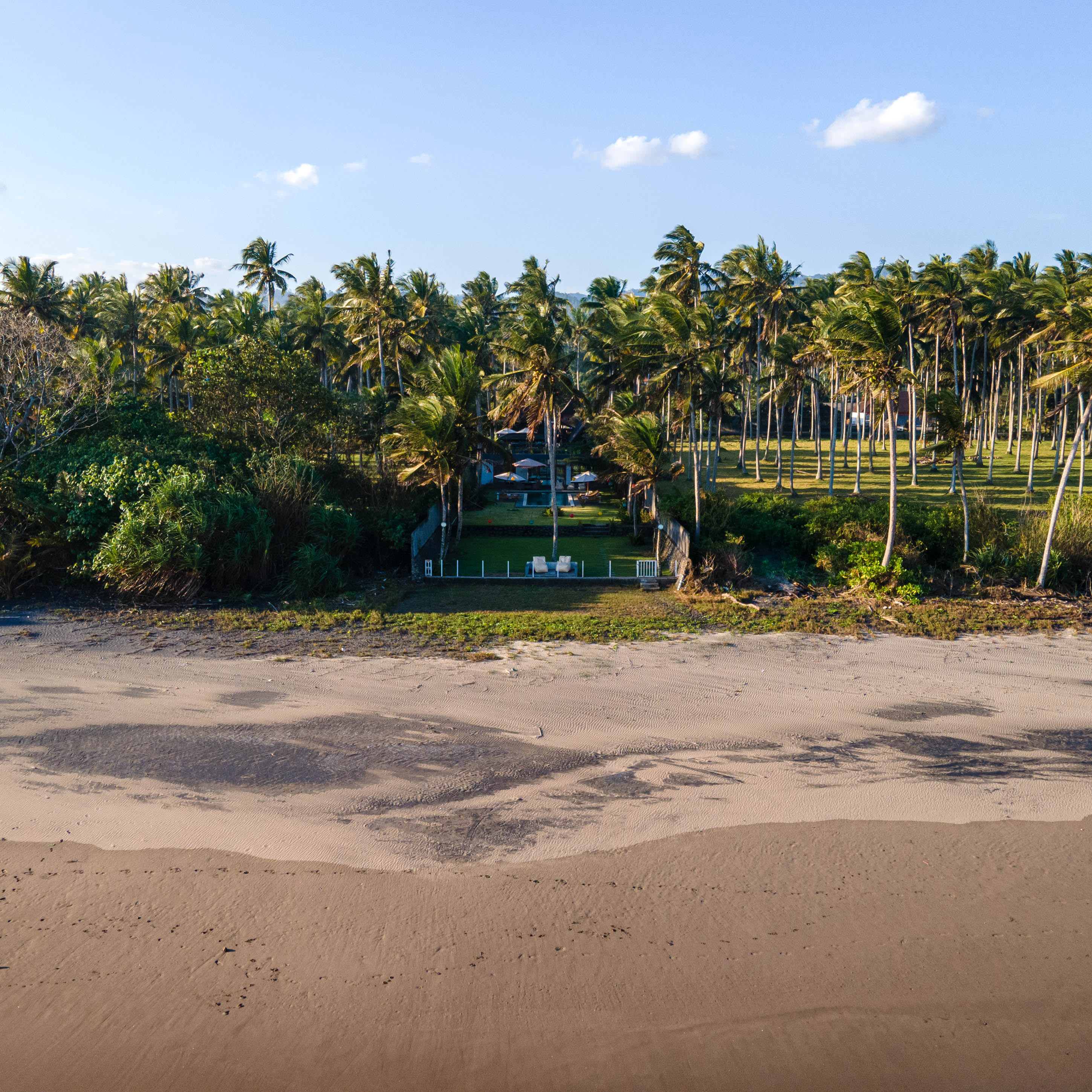 Auténtica Villa Freehold de 6 Dormitorios Frente al Mar en Jembrana — imagen 3