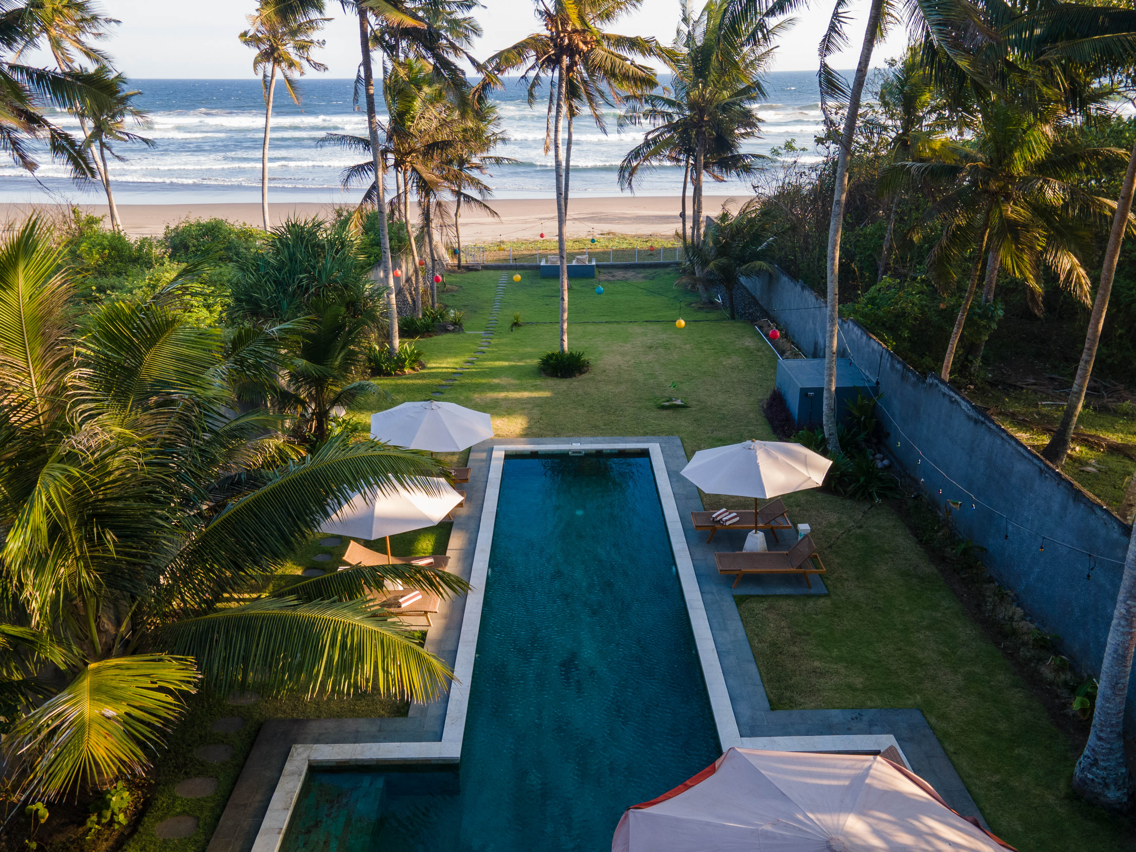 Auténtica Villa Freehold de 6 Dormitorios Frente al Mar en Jembrana — imagen 8