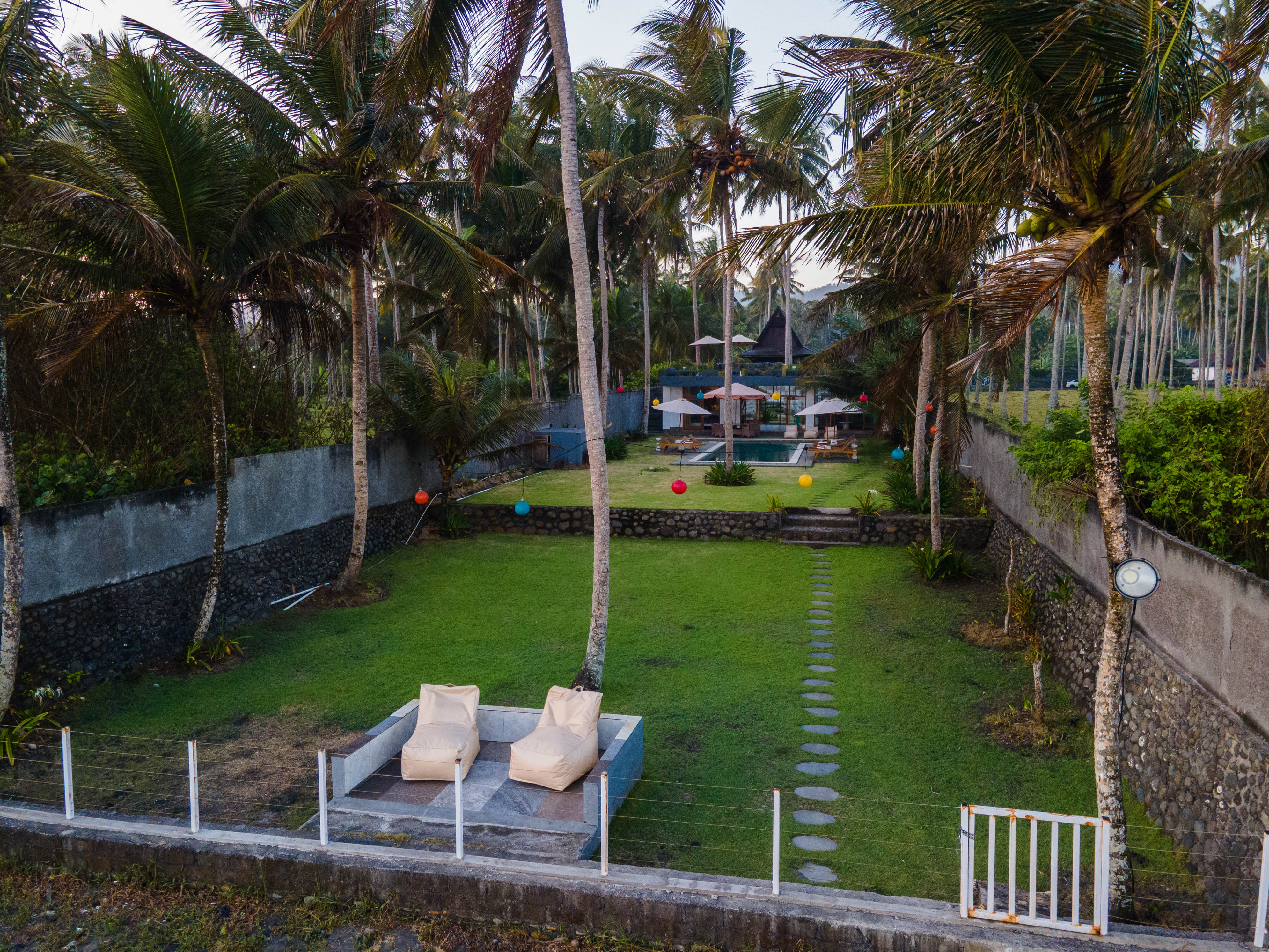Auténtica Villa Freehold de 6 Dormitorios Frente al Mar en Jembrana — imagen 11