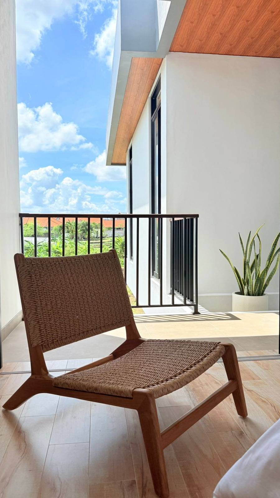 Villa moderna de 3 dormitorios a estrenar con vistas a los arrozales – Canggu, Bali — imagen 2