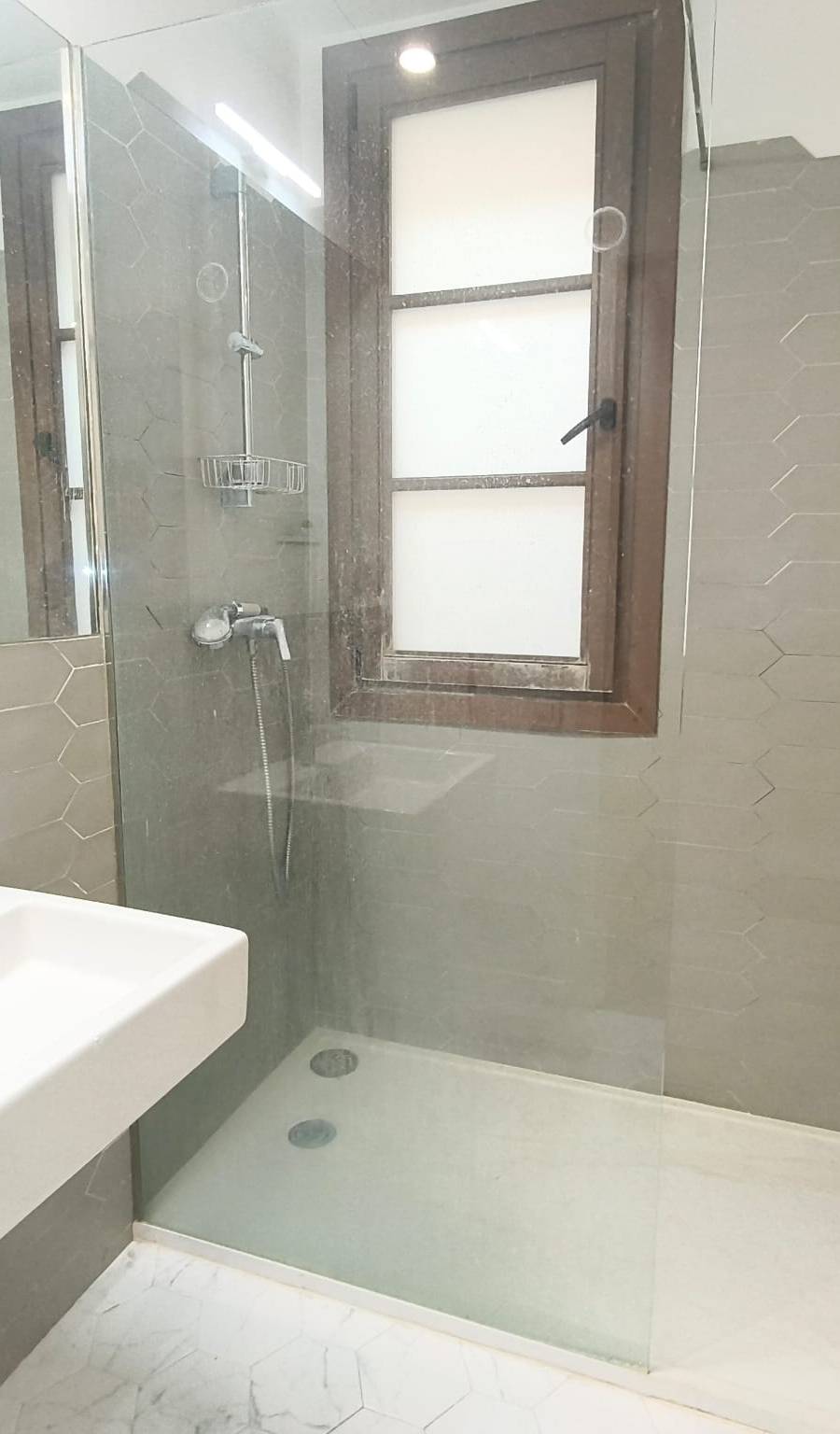 PISO REFORMADO EN SANT ANTONI - BARCELONA — imagen 7