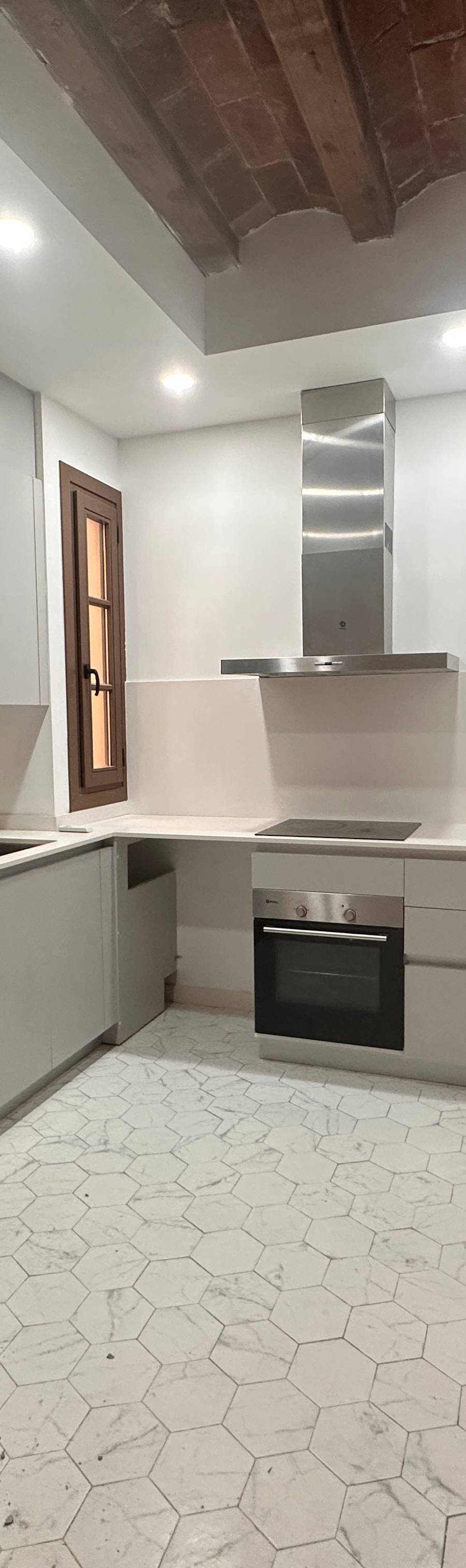 PISO REFORMADO EN SANT ANTONI - BARCELONA — imagen 11