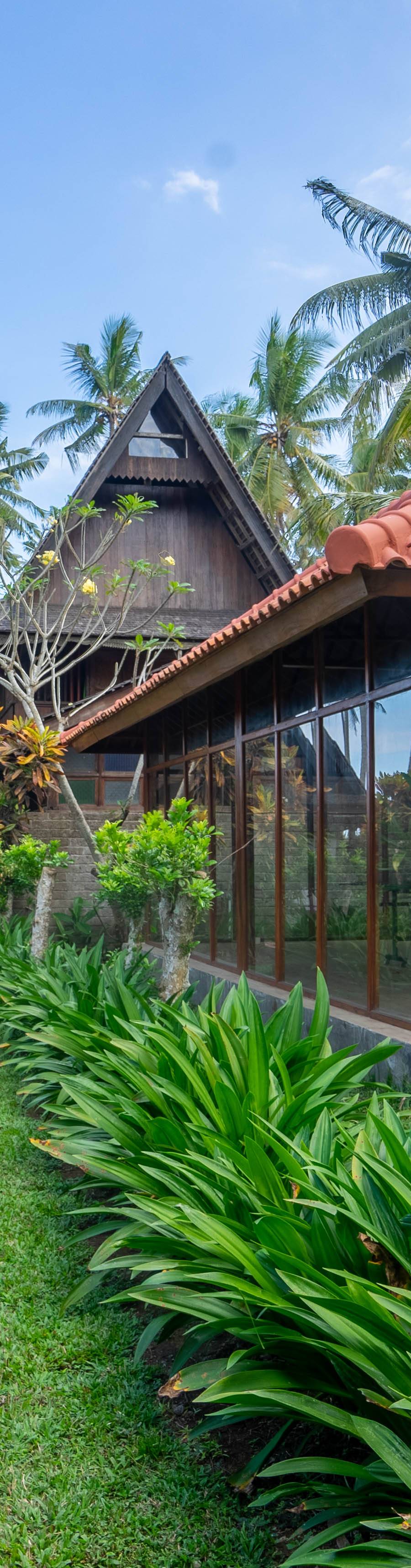 Auténtica Villa Freehold de 6 Dormitorios Frente al Mar en Jembrana — imagen 22