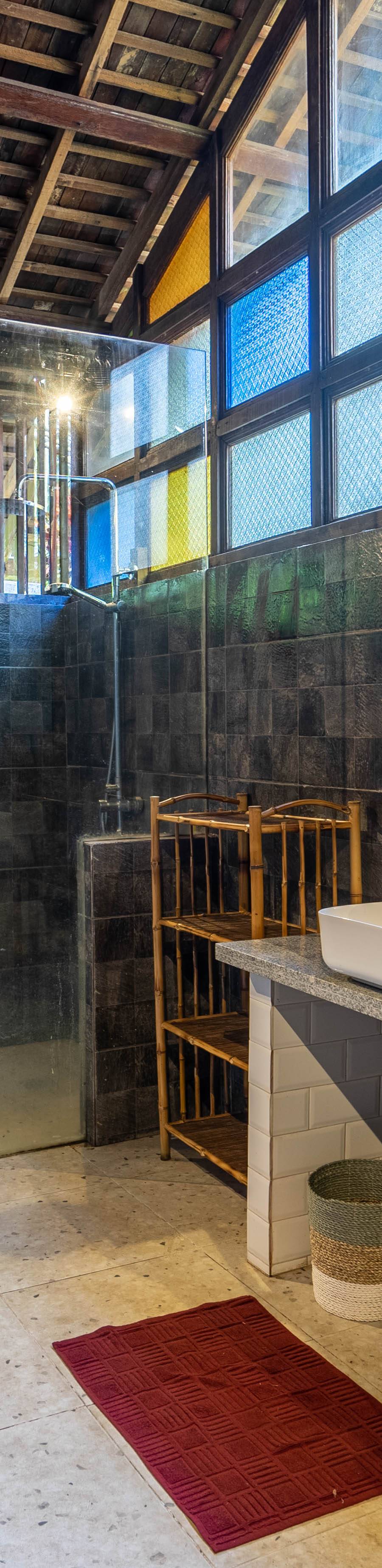 Auténtica Villa Freehold de 6 Dormitorios Frente al Mar en Jembrana — imagen 25